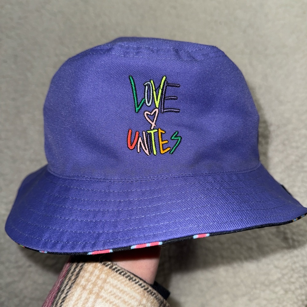 SOLD ‼️ Reversible adidas bucket hat